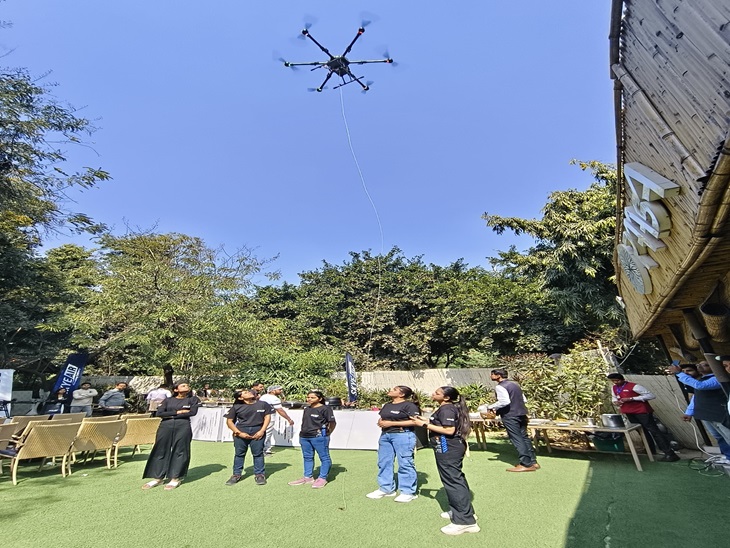 ਗੁਰੂਗਰਾਮ ਦੇ ਸੈਕਟਰ 29 ਵਿੱਚ ਡਰੋਨ ਤੋਂ ਡਿਲਿਵਰੀ ਦਿਖਾਉਂਦੇ ਹੋਏ.