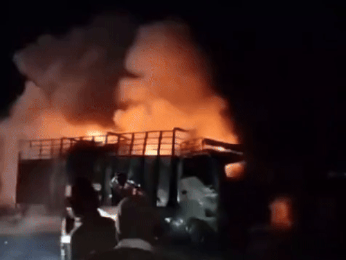 ਟਰੱਕ ਵਿਚ ਭਿਆਨਕ ਅੱਗ.