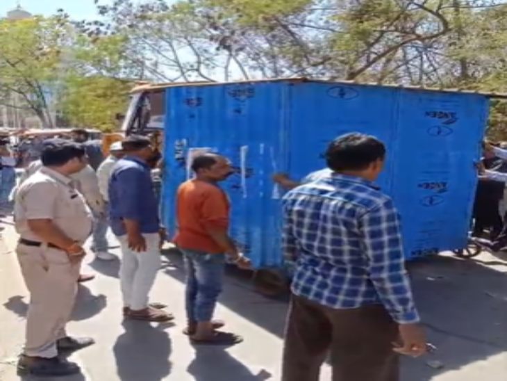 अवैध दुकानों और ठेलों को हटाने की कार्रवाई की गई।