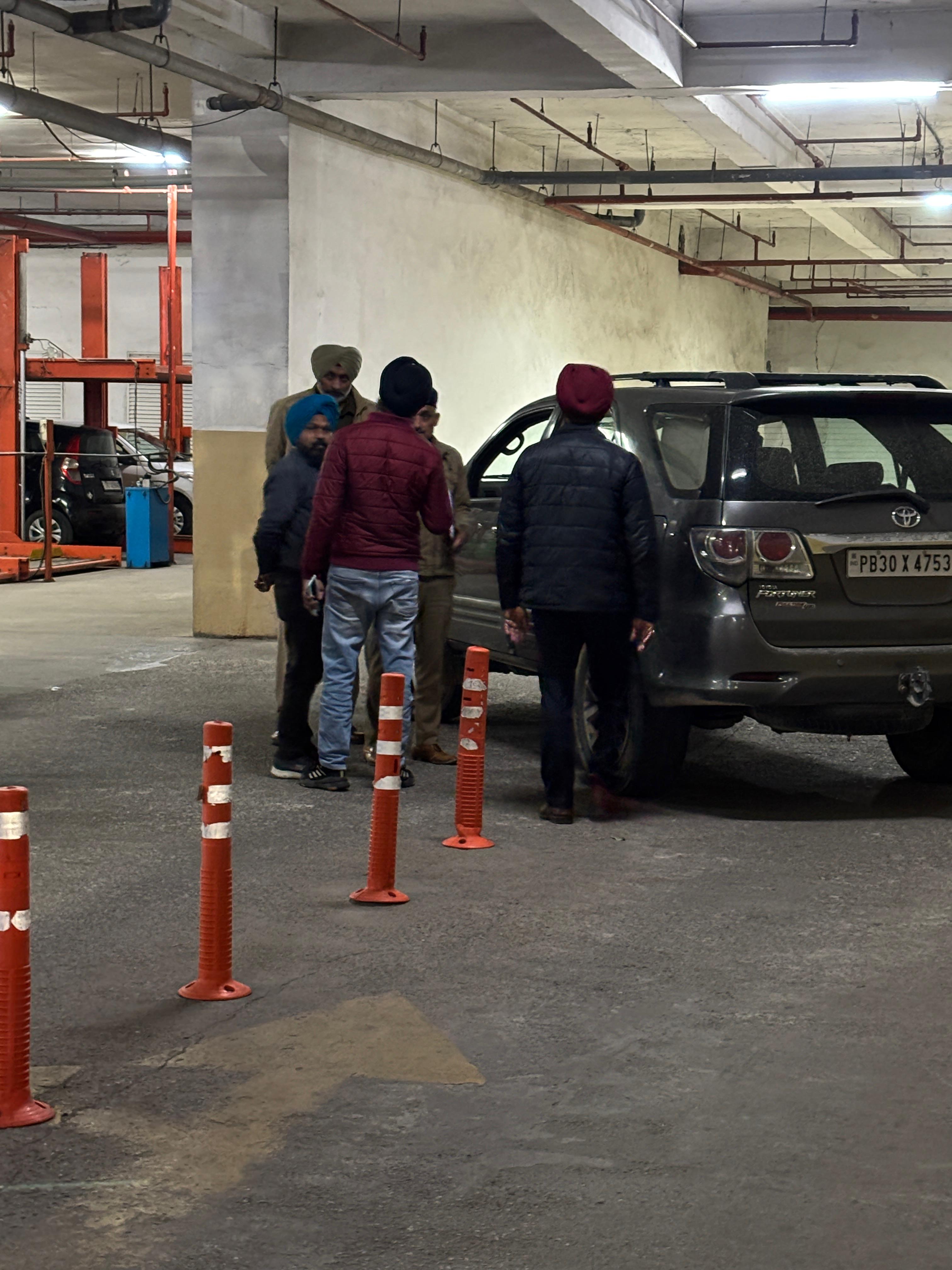 गोली चलने के के kana पुलिस kasak thayrती क हुई।