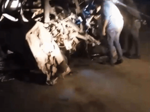 ਸਥਾਨਕ ਲੋਕਾਂ ਨੇ ਕਿਹਾ ਕਿ ਕਾਰ ਨੂੰ ਟਰਾਲੀ ਤੋਂ ਅਲੱਗ ਅਲੱਗ ਥ੍ਰੋਨੇ ਦੀ ਸਹਾਇਤਾ ਨਾਲ ਵੱਖ ਕਰਨ ਵਿਚ ਬਹੁਤ ਲੰਮਾ ਸਮਾਂ ਲੱਗਿਆ.