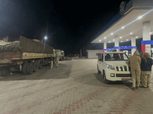 ਪੁਲਿਸ ਅਧਿਕਾਰੀਆਂ ਦੇ ਅਨੁਸਾਰ, ਟਰਾਲੀ ਨੂੰ ਜ਼ਬਤ ਕਰ ਲਿਆ ਜਾ ਰਿਹਾ ਹੈ ਅਤੇ ਡਰਾਈਵਰ ਨੂੰ ਪੁੱਛਗਿੱਛ ਕੀਤੀ ਜਾ ਰਹੀ ਹੈ.