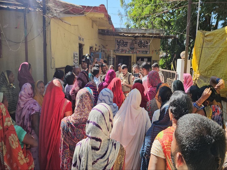 जेवरा सिरसा चौकी का घेराव करते लोग - Dainik Bhaskar