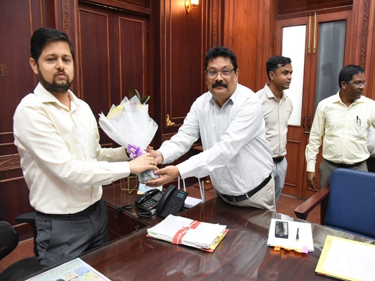 अपर कलेक्टर अरविंद एक्का चार्ज देने के बाद स्वागत करते