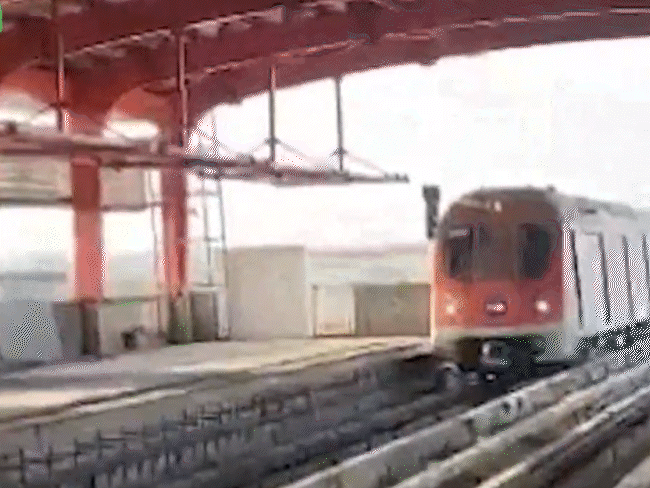 मेट्रो का ट्रायल रन तीनों स्टेशन-अलकापुरी, एम्स और अलकापुरी तक किया गया।