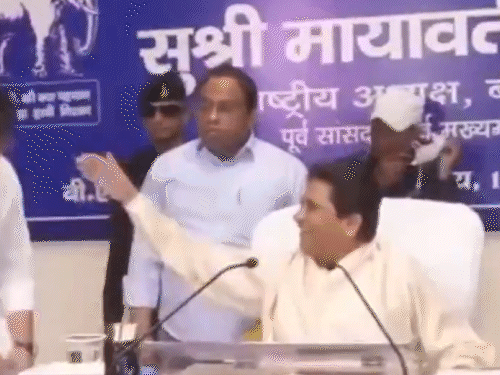 मायावती म्हणाल्या- मोफत धान्य देऊन गरिबांना भिकारी बनवले: एका विशिष्ट धर्माला लक्ष्य केले जात आहे, सरकारला जातीय विचारसरणी बदलावी लागेल हे छायाचित्र २३ जून २०२४ चे आहे, जेव्हा आकाश आनंद यांनी लखनौमध्ये बसपा बैठकीत मायावतींच्या पायांना स्पर्श केला होता.