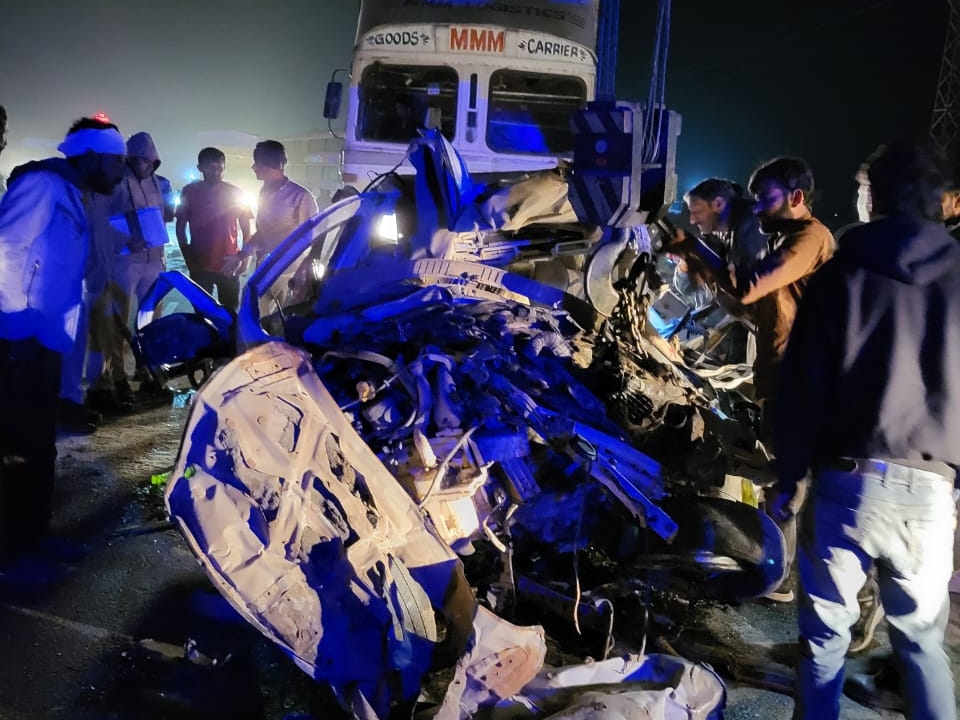 ਪੁਲਿਸ ਅਧਿਕਾਰੀਆਂ ਨੇ ਕਿਹਾ ਕਿ ਸਾਰੇ ਲੋਕ ਰਿਸ਼ਤੇਦਾਰ ਹਨ. ਮਰੇ ਹੋਏ ਵੀ ਪਤੀ-ਪਤਨੀ ਹਨ.