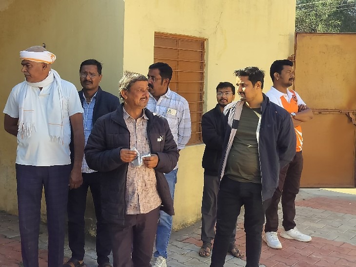 ਵੀਰਵਾਰ ਸਵੇਰੇ ਲਗਭਗ ਸਵੇਰੇ 10 ਵਜੇ, ਪਰਿਵਾਰ ਜਲੌਰ ਤੋਂ ਅਬੁਰੋਡ ਹਸਪਤਾਲ ਪਹੁੰਚੇ. ਪੋਸਟਮਾਰਟਮ ਤੋਂ ਬਾਅਦ, ਲਾਸ਼ਾਂ ਦੇ ਰਿਸ਼ਤੇਦਾਰਾਂ ਨੂੰ ਸੌਂਪਿਆ ਗਿਆ.