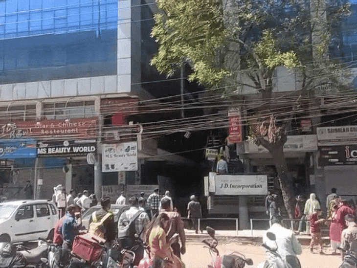 आग लगने की घटना के बाद कॉम्पलेक्स के बाहर भीड़ लग गई।