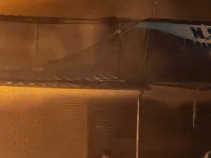 भोपाल के करोंद में फर्नीचर दुकानों में भीषण आग लग गई। जिसे करीब 3 घंटे में बुझाया जा सका।