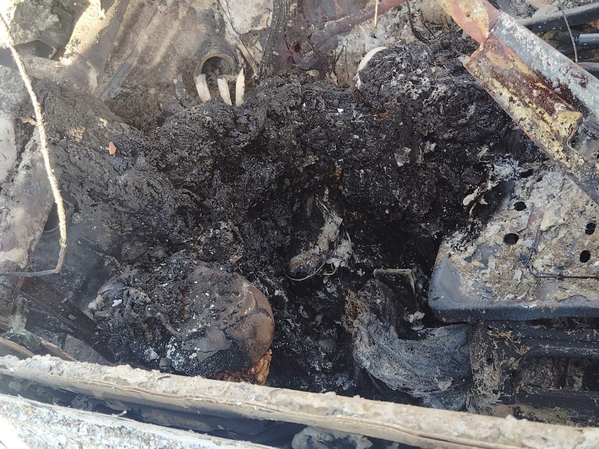 आग लगने से कार जलकर खाक हो गई।