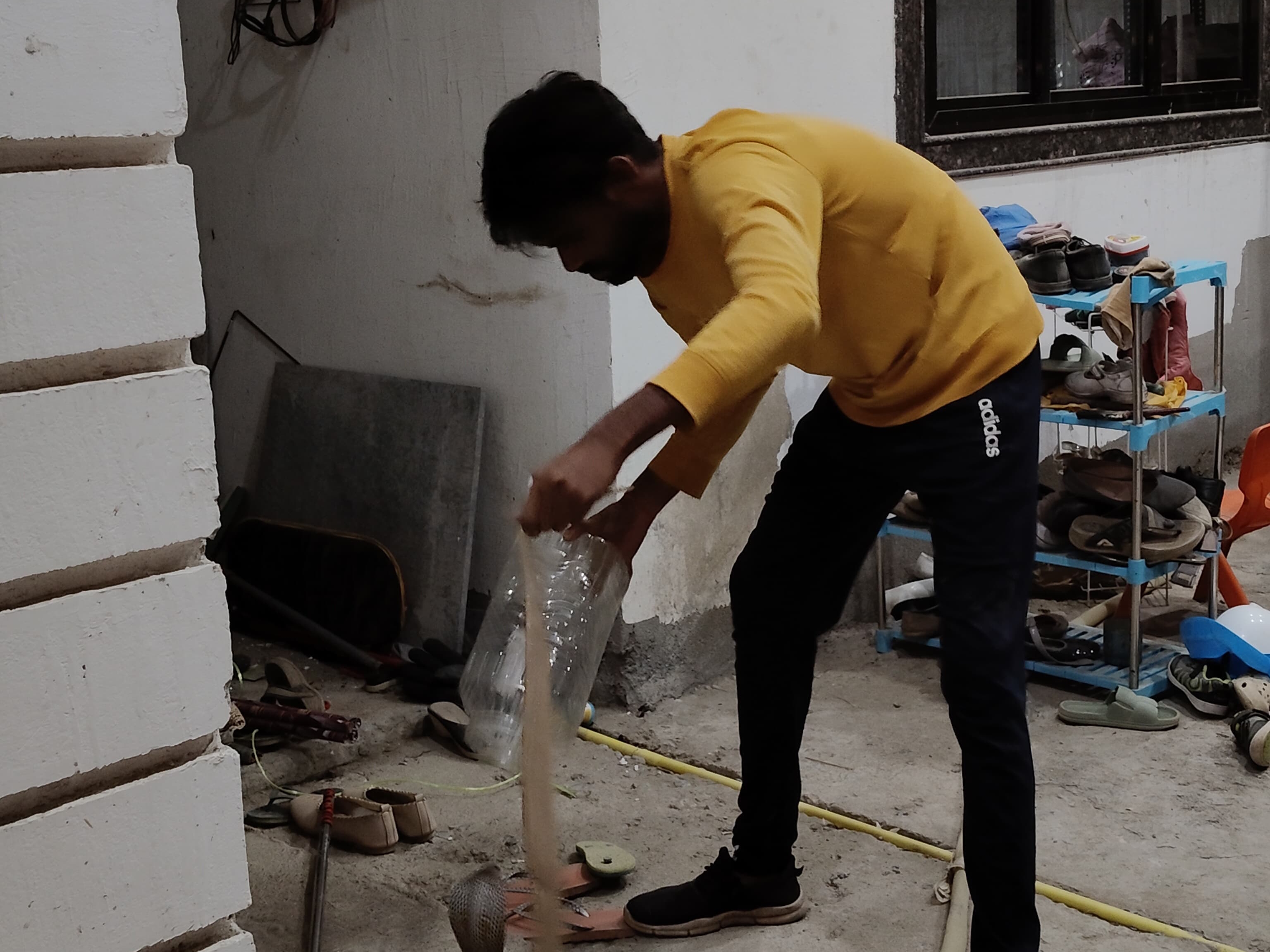स्नेक कैचर टीम ने किया कोबरा का रेस्क्यू।