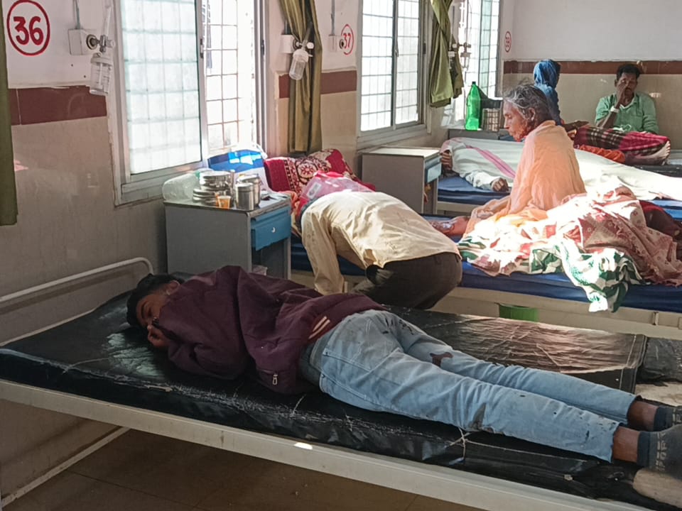 दो घायल बालाघाट के जिला अस्पताल में भर्ती हैं।