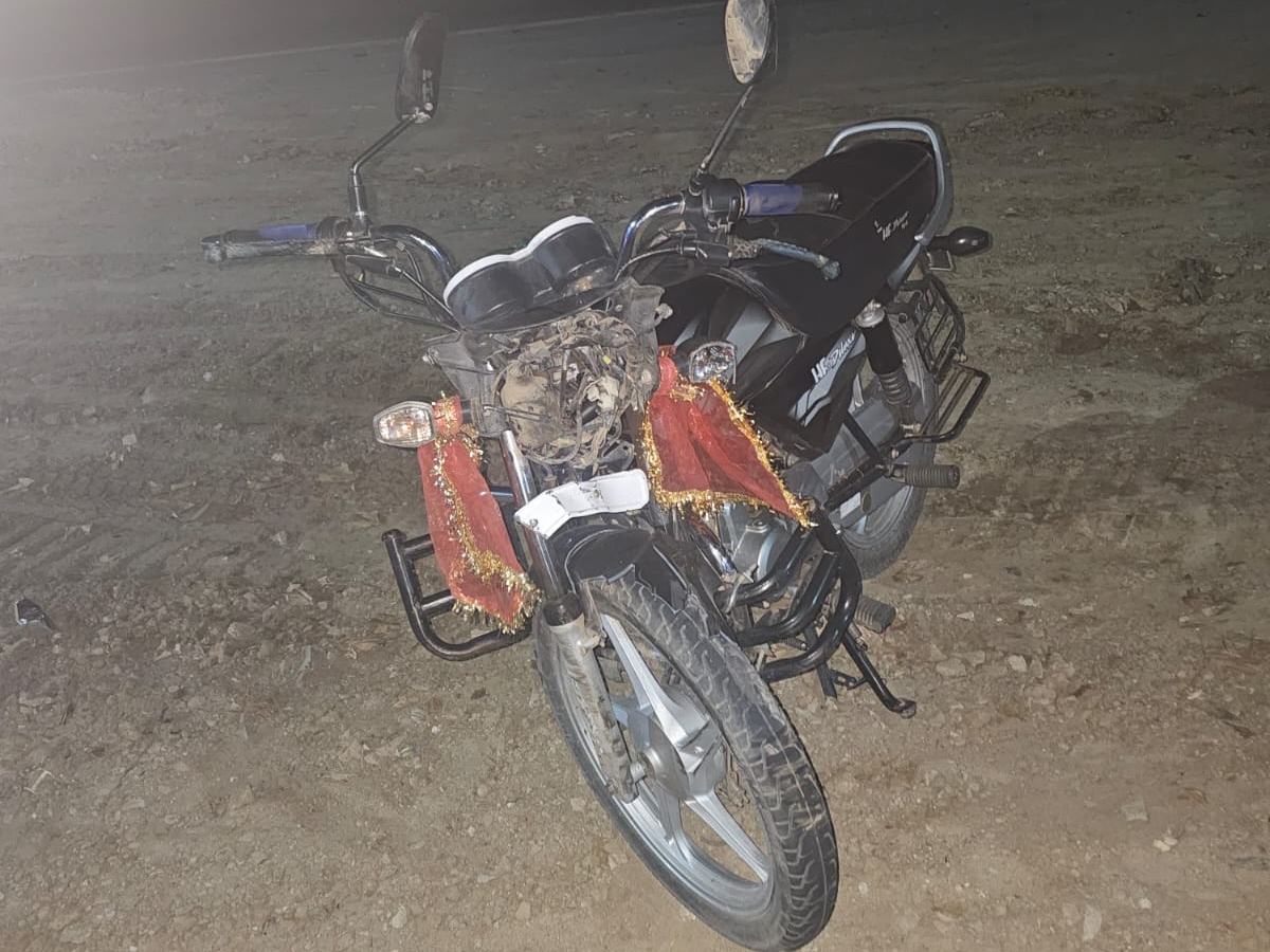 तेज रफ्तार पिकअप ने सामने से आ रही बाइक को टक्कर मार दी, बाइक क्षतिग्रस्त - Dainik Bhaskar
