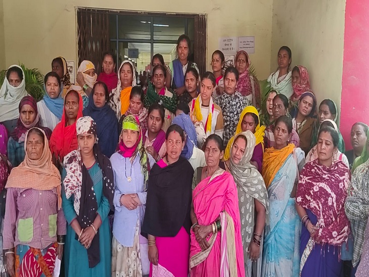 महिला कर्मचारियों ने किया कमिश्नर का घेराव - Dainik Bhaskar