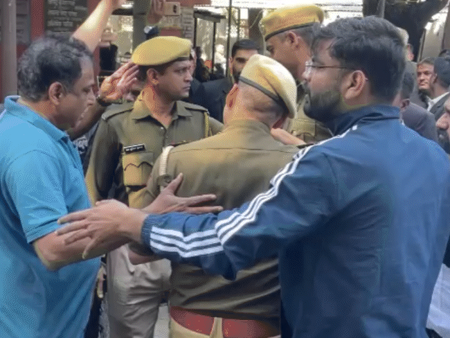 ਸੀਨੀਅਰ ਵਕੀਲ ਦੀ ਮੌਤ ਬਾਰੇ ਜਾਣਕਾਰੀ ਪ੍ਰਾਪਤ ਕਰਨ ਤੋਂ ਬਾਅਦ ਵਕੀਲ ਸ਼ੁੱਕਰਵਾਰ ਦੀ ਸਵੇਰ ਨੂੰ ਅਜਮੇਰ ਦੀ ਅਦਾਲਤ ਪਹੁੰਚੀ. ਇਥੇ ਮੌਜੂਦ ਲੋਕ ਅਤੇ ਪੁਲਿਸ ਨੂੰ ਬਾਹਰ ਕੱ .ਿਆ ਗਿਆ ਅਤੇ ਕੈਂਪਸ ਬੰਦ ਕਰ ਦਿੱਤਾ ਗਿਆ.