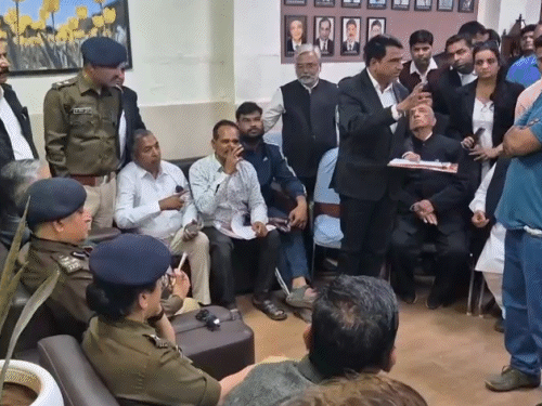 ਸ਼ੁੱਕਰਵਾਰ ਨੂੰ, ਅਵੀਜ਼ਨਲ ਕਮਿਸ਼ਨਰ ਮਹੇਸ਼ ਚੰਦਰ ਸ਼ਰਮਾ ਨਾਲ ਵਕੀਲਾਂ ਦੀ ਗੱਲ ਕੀਤੀ ਗਈ ਅਤੇ ਓਮਪ੍ਰ੍ਰਕਸ਼ ਕਰ ਰਿਹਾ ਸੀ. ਬੰਦ ਹੋਣ ਦਾ ਐਲਾਨ ਕੀਤਾ ਗਿਆ ਸੀ ਜੇ ਸਹਿਮਤੀ ਨਾ ਪਹੁੰਚੀ.