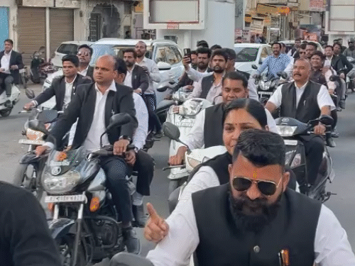 ਸ਼ਨੀਵਾਰ ਨੂੰ ਬੰਦ ਦੀ ਘੋਸ਼ਣਾ ਤੋਂ ਬਾਅਦ, ਅਜਮੇਰ ਦੇ ਸਾਰੇ ਵਕੀਲਾਂ ਨੇ ਸ਼ੁੱਕਰਵਾਰ ਨੂੰ ਵਾਹਨ ਦੀ ਰੈਲੀ ਕੀਤੀ. ਇਸ ਦੇ ਦੌਰਾਨ, ਮਾਰਕੀਟ ਨੂੰ ਬੰਦ ਰੱਖਣ ਲਈ ਅਪੀਲ ਕੀਤੀ ਗਈ ਸੀ.