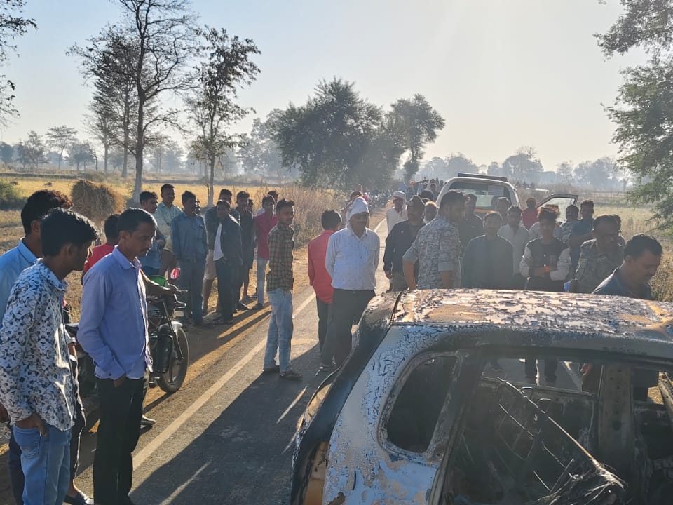 हादसे के बाद मौके पर भीड़ लग गई।