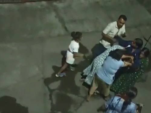 बीच-बचाव करने के बजाए पति ने पत्नी और बेटी को पीटने का तरीका बताता रहा।