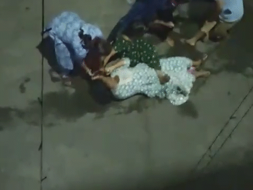 मारपीट में एक पक्ष की महिला जमीन पर गिर पड़ी।