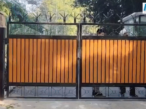 बीजेपी सांसद ने घर के बाहर नेम प्लेट बदली। - Dainik Bhaskar