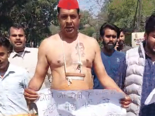 मेरठ में समाजवादी पार्टी के पूर्व प्रदेश सचिव विनोद जाटव प्रदर्शन करते हुए। - Dainik Bhaskar