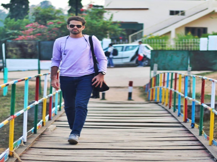 मृतक एसआई कैंडिडेट का नाम राजेश कोसरिया है। कुछ दिन पहले ही राजेश ने चन्दखुरी स्थित पुलिस ट्रेनिंग एकेडमी में ट्रेनिंग की शुरुआत की थी। - Dainik Bhaskar