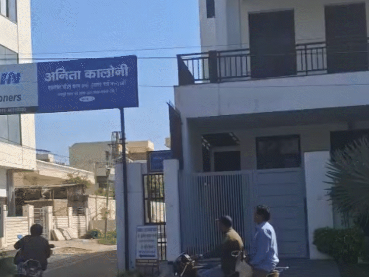 जयपुर के बजाज नगर स्थित अनिता कॉलोनी में यह एक बिजनेसमैन का घर है, जहां शुक्रवार सुबह इनकम टैक्स की टीम कार्रवाई करने पहुंची।