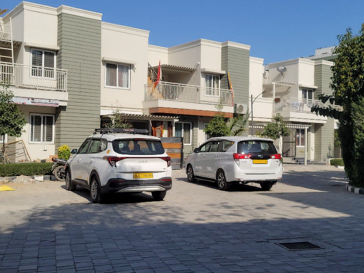 बहरोड़ में इनकम टैक्स के अधिकारी उपवन सोसाइटी के अंदर टैक्सी नंबर की गाड़ियों में बैठे हैं। ऑफिस खुलने का इंतजार कर रहे हैं।