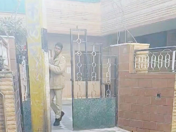 दौसा के लालसोट में पाटनी हाउस के मुख्य द्वार पर कार्रवाई के दौरान पुलिसकर्मी तैनात किए गए हैं।