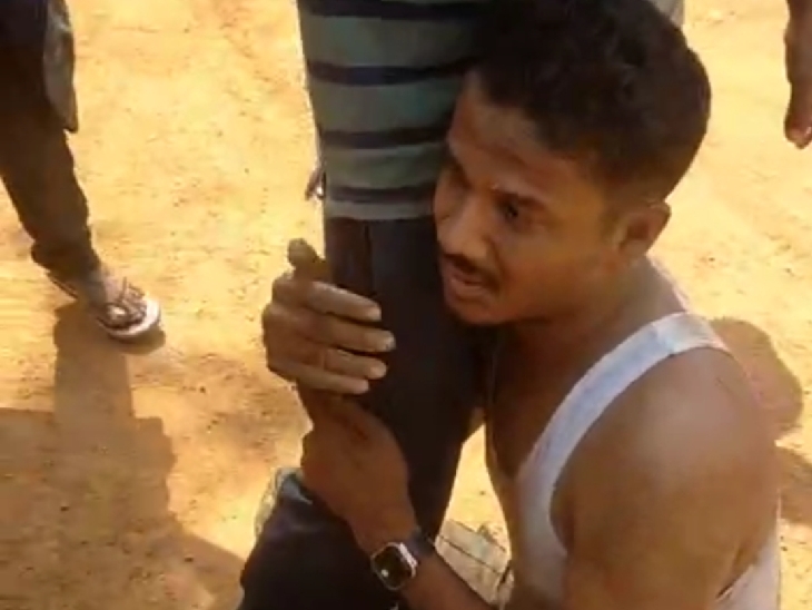 ग्रामीणों का पैर पकड़कर माफी मांगने लगा था