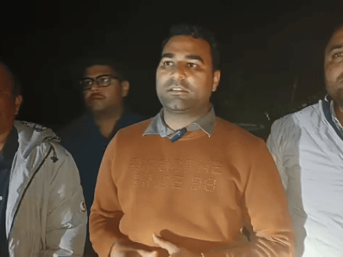 लोगों से अपील करती वन विभाग की टीम।