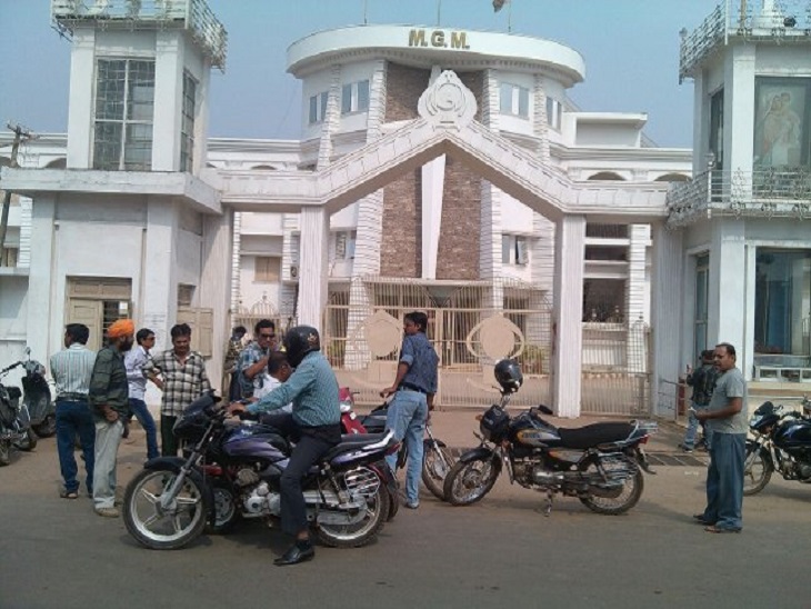 एमजीएम स्कूल के सामने खड़े पालक