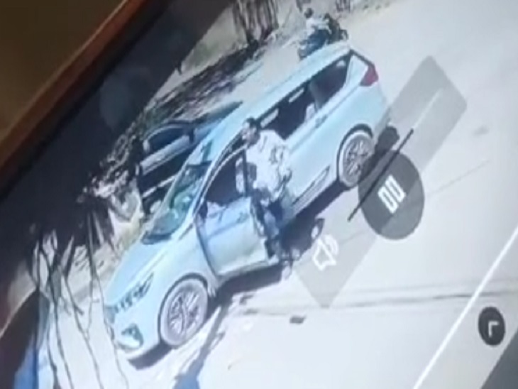 वह कार जिससे हादस हुआ, फिर कार से नीचे उतरा मालिक।