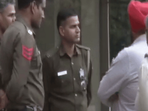 पुलिस जांच करती हुई।