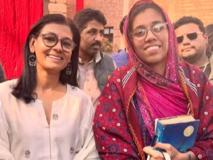 लाहौर में आयोजित फैज लिटरेरी फेस्टिवल में अपनी प्रशंसक के साथ नंदिता दास (बाएं)।