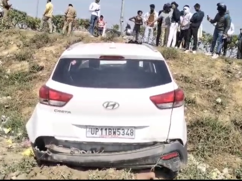 Car collided with a pole in Meerut, woman died