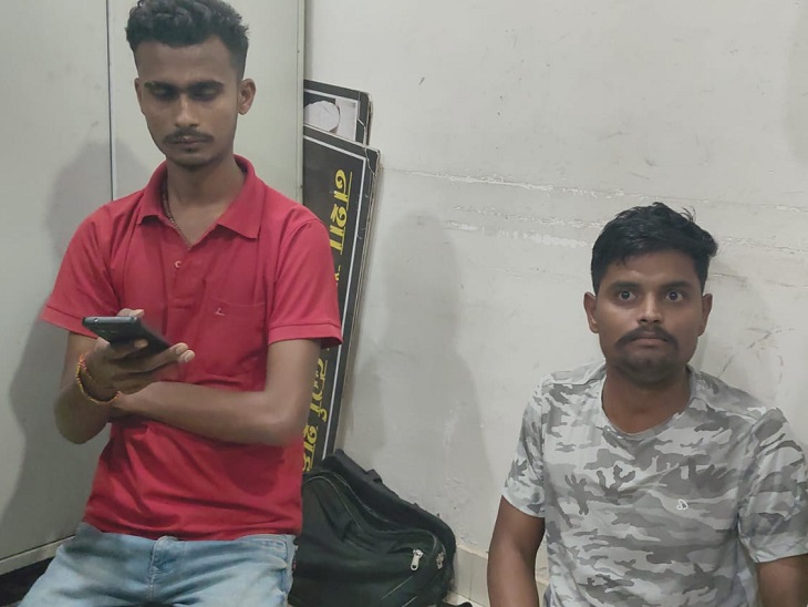 पकड़े गए बीएसएफ के जवान - Dainik Bhaskar