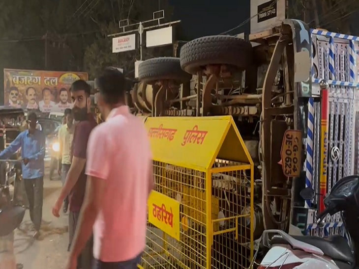 धान से भरा ट्रक ग्रीन चौक पर पलटा। - Dainik Bhaskar