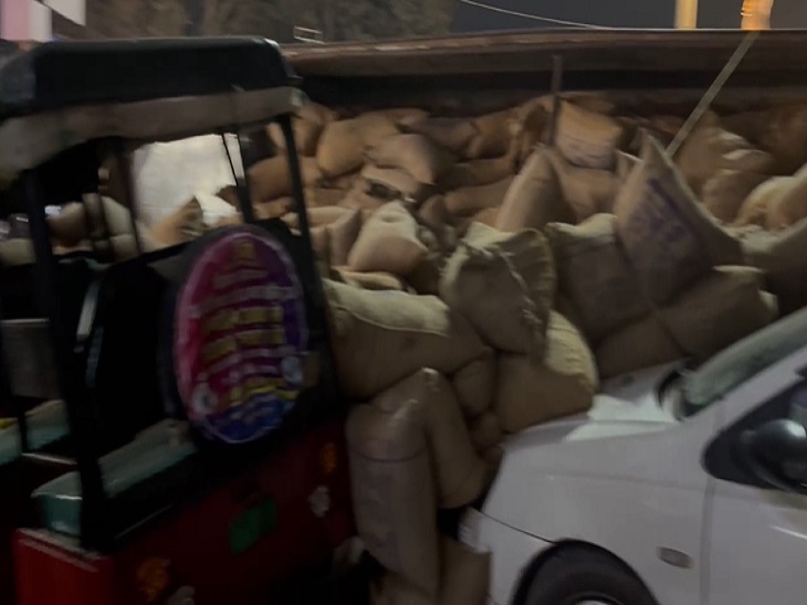 धान के बोरों के नीचे दबी कार और ई रिक्शा।