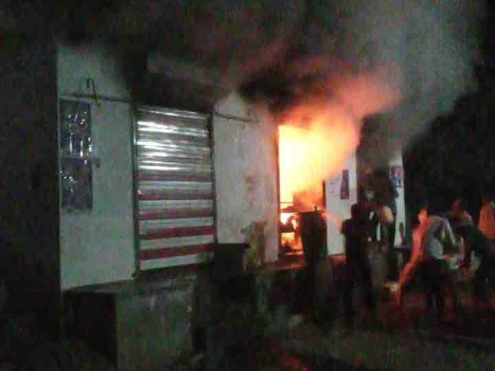 The family was watching the match, the shop caught fire | परिवार देख ...