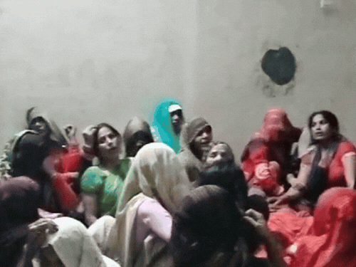 ਘਰ ਵਿਚ ਰਿਸ਼ਤੇਦਾਰਾਂ ਦੀ ਭੀੜ ਹੈ. ਪਰਿਵਾਰਕ ਮੈਂਬਰ ਮਾੜੇ ਰਾਜ ਵਿੱਚ ਹਨ.