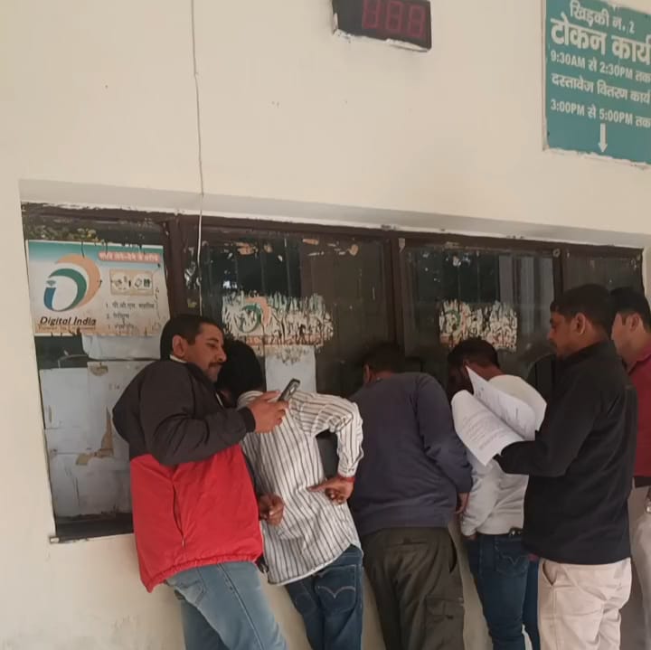 दलाल प्रतिदिन इसी प्रकार तहसील की खिड़की पर सक्रिय रहते हैं