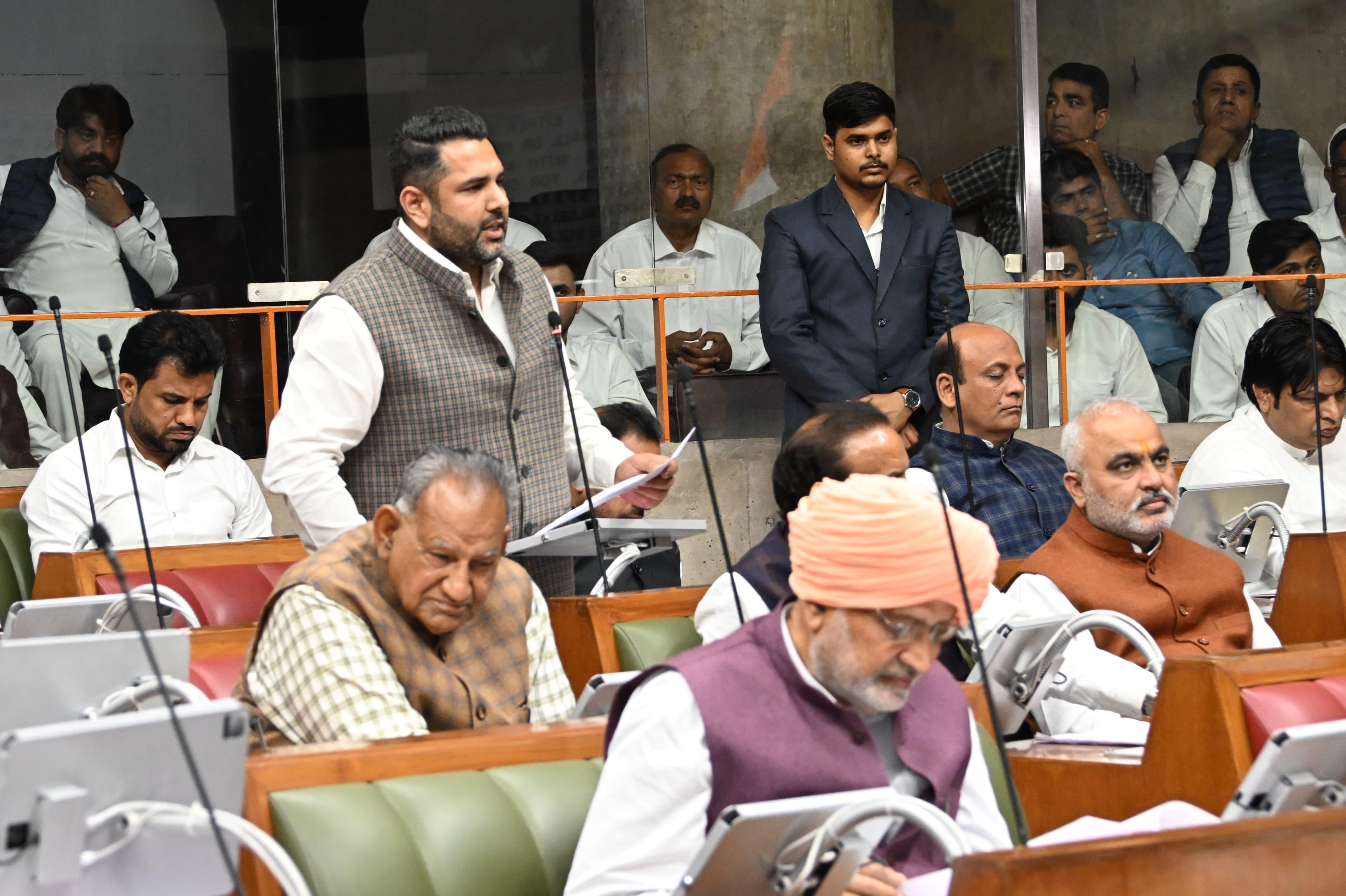 सोनीपत से भाजपा विधायक निखिल मदान ने विधानसभा में इस मुद्दे को उठाते हुए