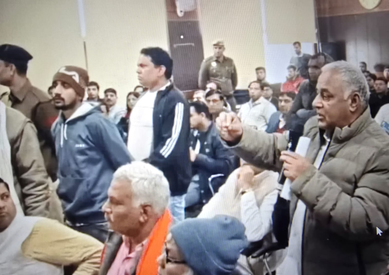 खेल मंत्री गौरव गौतम की ग्रीवेंस कमेटी की बैठक में तहसीलदार पर आरोप लगाने के दौरान एक शख्स (फाइल फोटो)