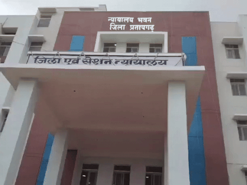 जिला व सेशन न्यायालय प्रतापगढ़ में मामले में आरोपियों खिलाफ सुनवाई चल रही है।