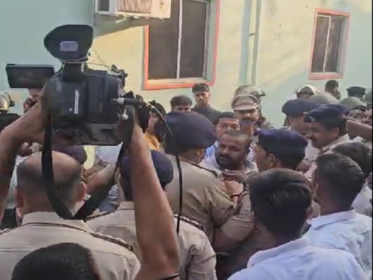 पथराव के बाद पुलिस अधिकारियों से भिड़े सन्नी अग्रवाल