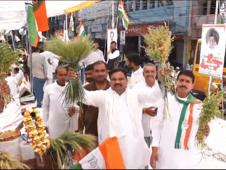 किसान यहां पर अपने साथ खड़ी फसलें भी साथ लाए है।