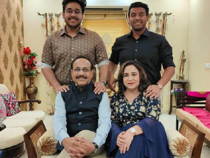 जीएसटी डिप्टी कमिश्नर संजय सिंह परिवार के साथ। - Dainik Bhaskar